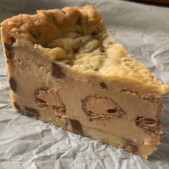 Kinder Bueno Cookie Pie Slice