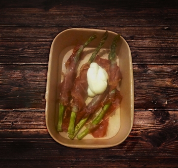 Asparagus serrano wrapped with sauce hollandaise